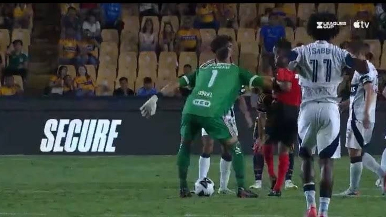Nahuel Guzmán, portero de Tigres, durante el partido de Leagues Cup 2026 contra Vancouver Whitecaps.